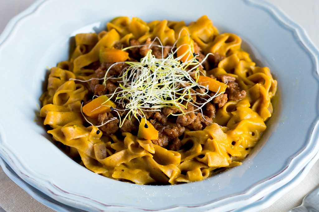 ricette con germogli: tagliolini di castagne alla crema di zucca e germogli di porro