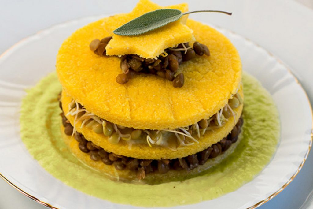 Ricette con germogli: torretta di polenta e lenticchie germogliate con salsa ai porri