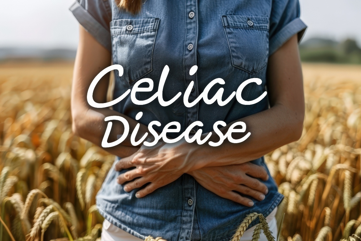 Donna in campo di grano con una camicia di jeans si tiene la pancia . Scritta in inglese, sintomi della celiachia