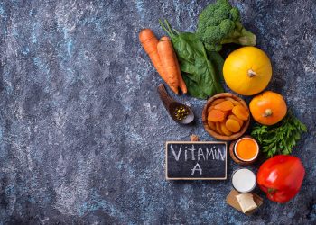 vitamina A: su base grigia carote, aranci, mela, alimenti ricchi di vitamina A