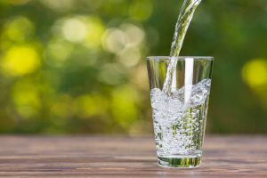 È meglio bere acqua liscia o frizzante?