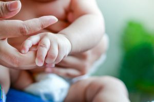 Il cambiamento climatico fa male anche alle nascite: col caldo aumentano i parti prematuri