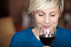 Dieta e vino vanno d’accordo? Bere vino fa ingrassare? Quante calorie in un bicchiere?