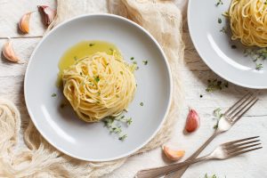 Olio extravergine d’oliva: che cos’è, valori nutrizionali e calorie, benefici, usi e come sceglierlo di qualità