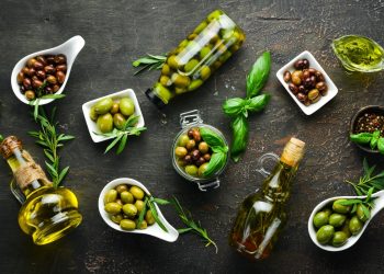 Delle ciotole di diverse forme che contengono diversi tipi di olive