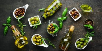 Delle ciotole di diverse forme che contengono diversi tipi di olive
