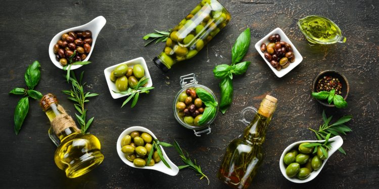 Delle ciotole di diverse forme che contengono diversi tipi di olive