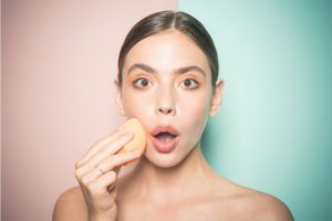 Prodotti e accessori make up: rischio batteri se usati dopo la scadenza e non puliti
