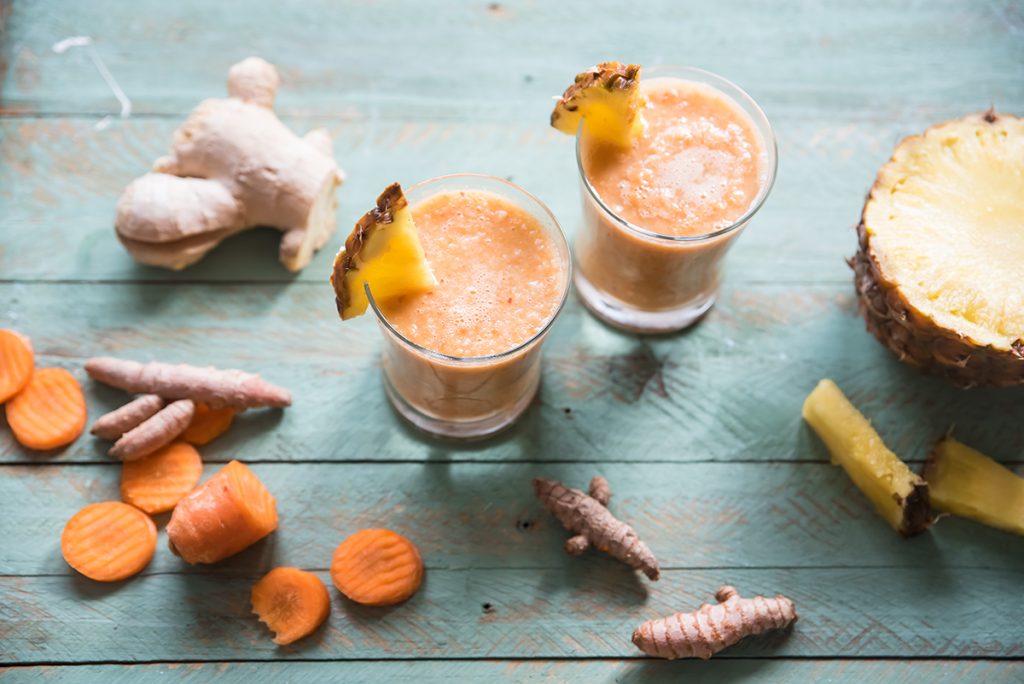bevande energetiche: smoothie con carota, mela, ananas e zenzero