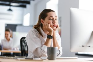 Passi molto tempo a lavorare alla scrivania? Attento all’ipertensione “nascosta”