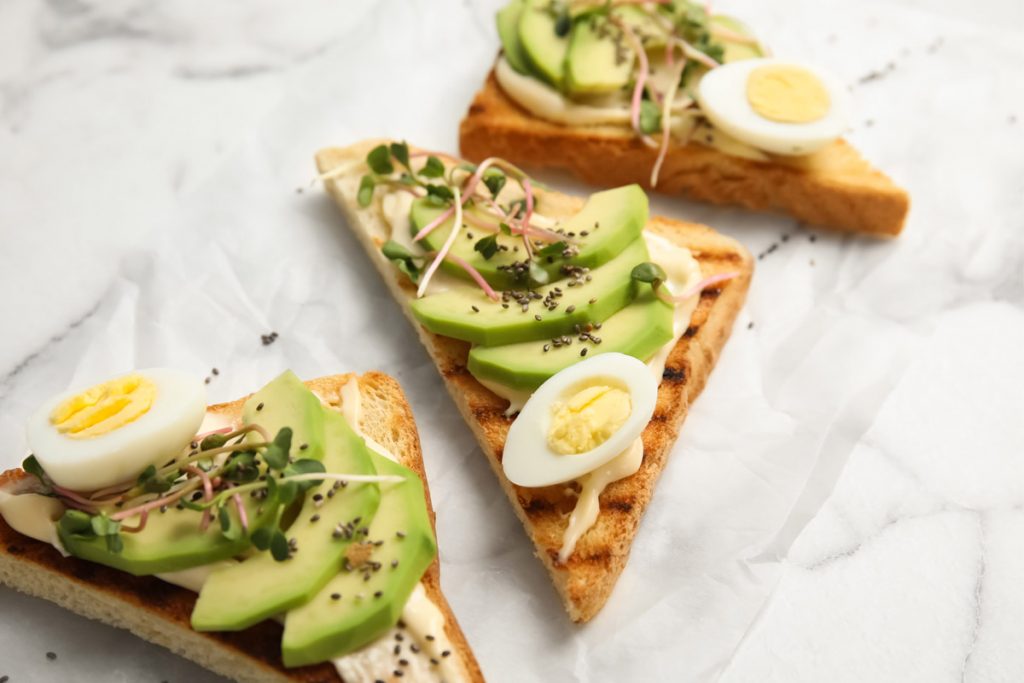 tartine uova di quaglia e avocado