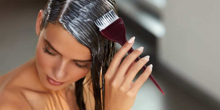 Tumore al seno: tinture e liscianti chimici per i capelli possono aumentare il rischio