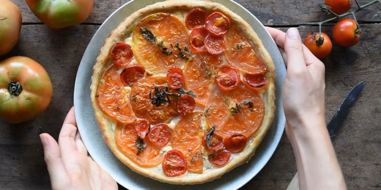 torta salata con pomodori e stracchino