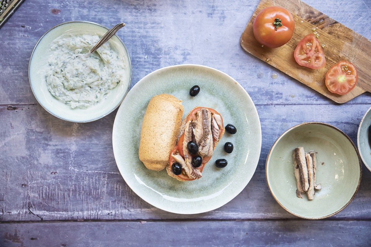 Panino con tzatziki, sgombro, olive nere e pomodoro