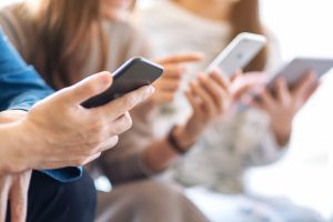Abusare degli smartphone riduce la creatività