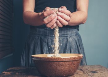 avena: una donna afferra tra le mani l'avena