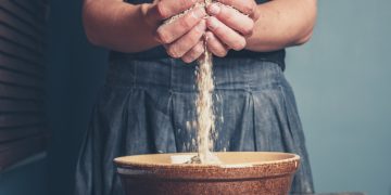 avena: una donna afferra tra le mani l'avena