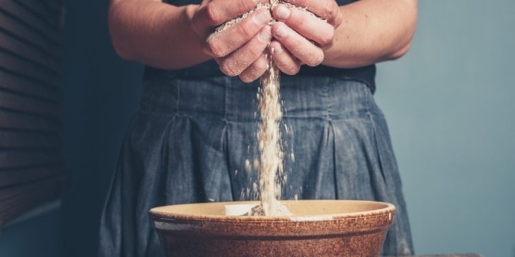 avena: una donna afferra tra le mani l'avena