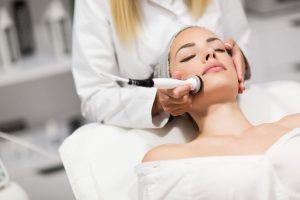 Il microbioma al centro della skincare, bellezza hi-tech e sostenibile, più volume per ciglia e capelli: le tendenze beauty 2020