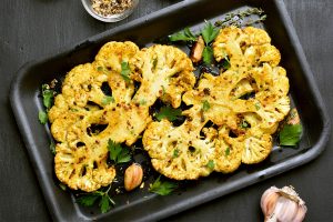 Cavolfiore arrosto, un contorno leggero dal gusto speziato: la ricetta da provare
