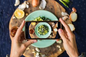 Dieta social: cos’è, come funziona, benefici, esempi di menu e controindicazioni