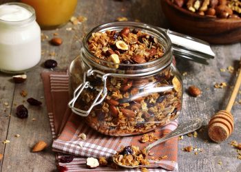 granola croccante con frutta secca