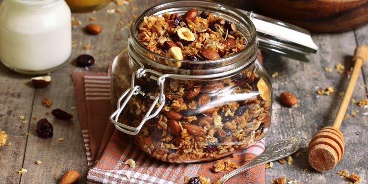 granola croccante con frutta secca