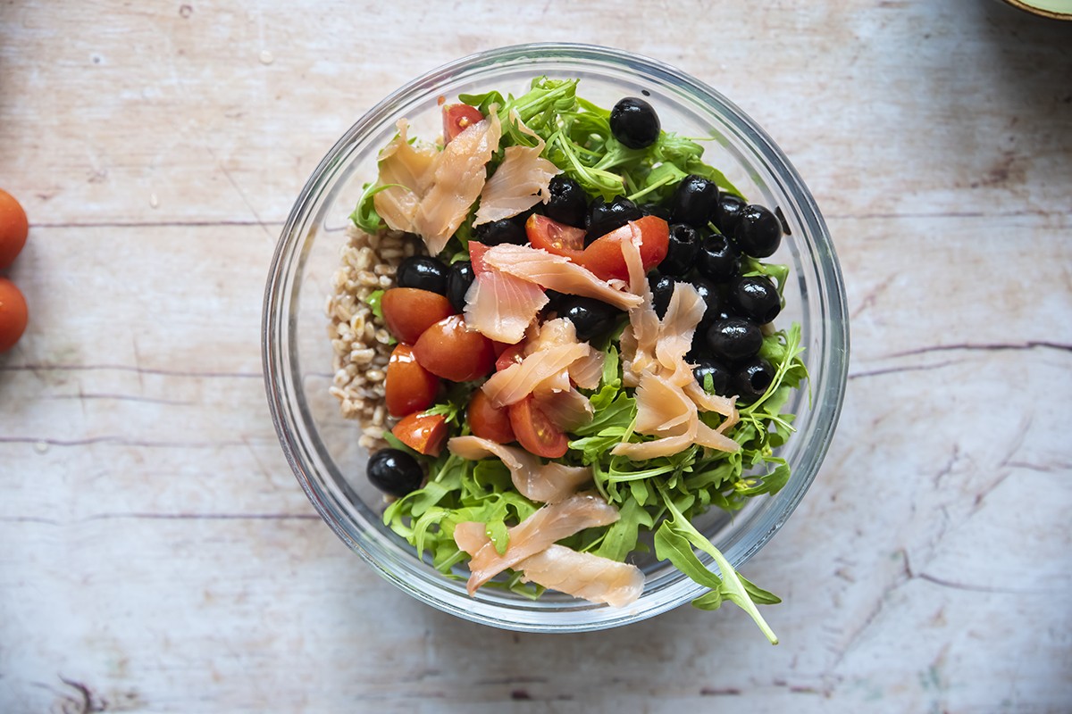 Insalata di farro, salmone affumicato, rucola, olive, pomodorini