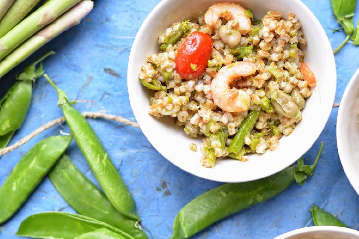 insalata di farro, fave, piselli, asparagi e code di gambero allo zenzero