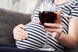 Morte in culla: alcol e fumo dopo il primo trimestre di gravidanza aumentano di 12 volte il rischio