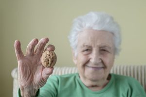 Le noci possono rallentare il declino cognitivo negli anziani a rischio