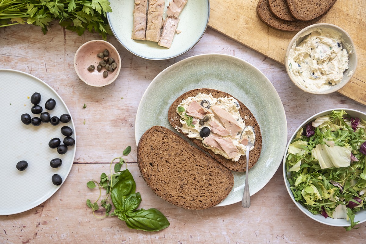 Panino con mousse di tonno e robiola, capperi, olive e insalate
