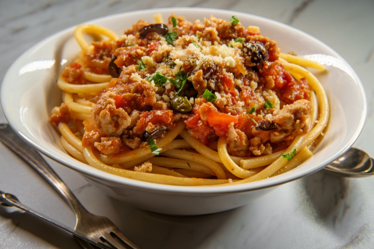 Pasta al ragù vegetale con olive e capperi