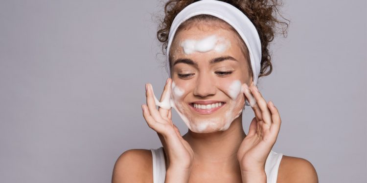 Detergere la pelle, il primo passo della tua routine quotidiana di bellezza: 10 prodotti da provare