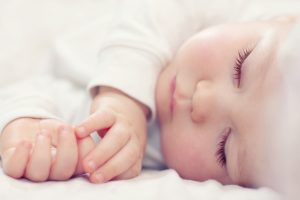 Bimbi nel lettone, il decalogo per evitare incidenti e dormire tranquilli