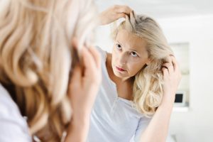 Capelli bianchi: la colpa è dello stress e uno studio ha capito perché