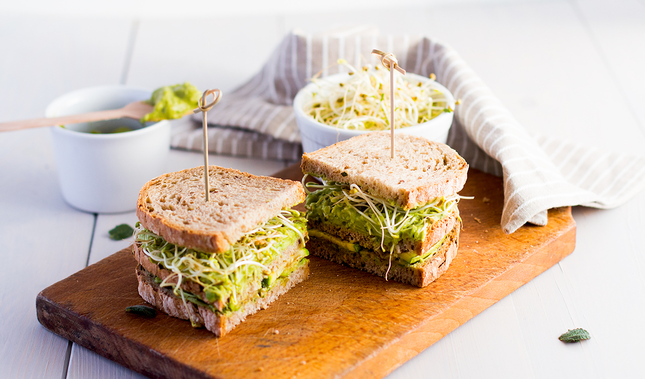 Panino integrale con guacamole e cumino
