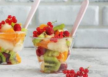 calorie della frutta: due bicchieri comi di frutta fresca