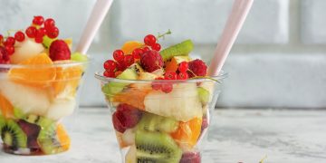 calorie della frutta: due bicchieri comi di frutta fresca