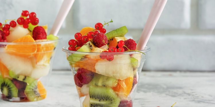 calorie della frutta: due bicchieri comi di frutta fresca