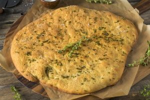 Pizza bianca fatta in casa: ricetta e video