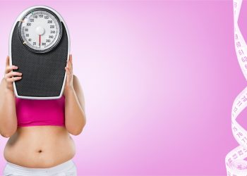 su sfondo rosa, donna in sovrappeso sulla destra che nasconde la faccia con la bilancia perché ha paura e non sa quando pesarsi. Sulla destra metro per misurare circonferenze corporee