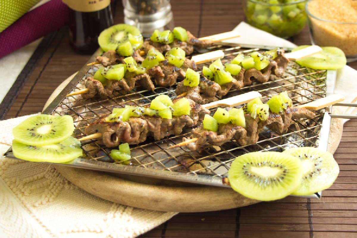 Gli spiedini di manzo e kiwi sono un secondo piatto di carme light e senza glutine.