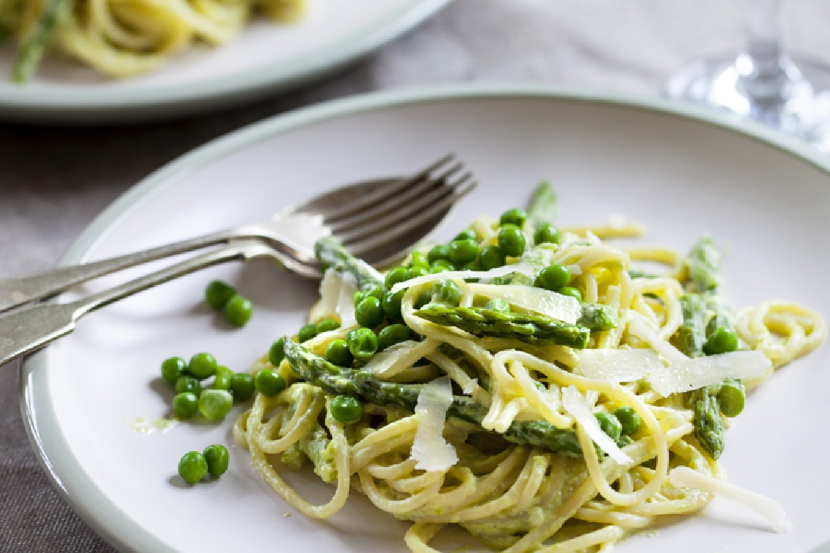 spaghetti asparagi, zafferano e piselli