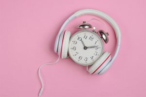 Sveglia, no al classico “bip bip bip”: se scegli una musica sei più reattivo e meno assonnato al mattino