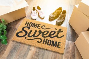 Togliersi le scarpe in casa: tradizione o igiene?