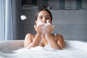 Centri estetici chiusi: 5 trattamenti di bellezza che puoi fare da sola a casa tua