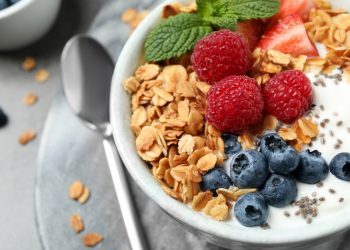 Si può perdere peso guardando l'orologio: meglio una ricca colazione che uno spuntino a tarda sera