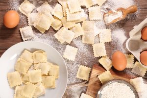 Coronavirus: la farina è il prodotto più acquistato in Italia, boom di pasta, pane e dolci fatti i casa. 12 ricette da provare