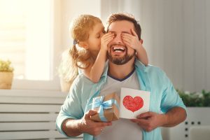 Papà: non rinunciamo a festeggiarli anche se dobbiamo stare a casa. Ecco 10 idee regalo